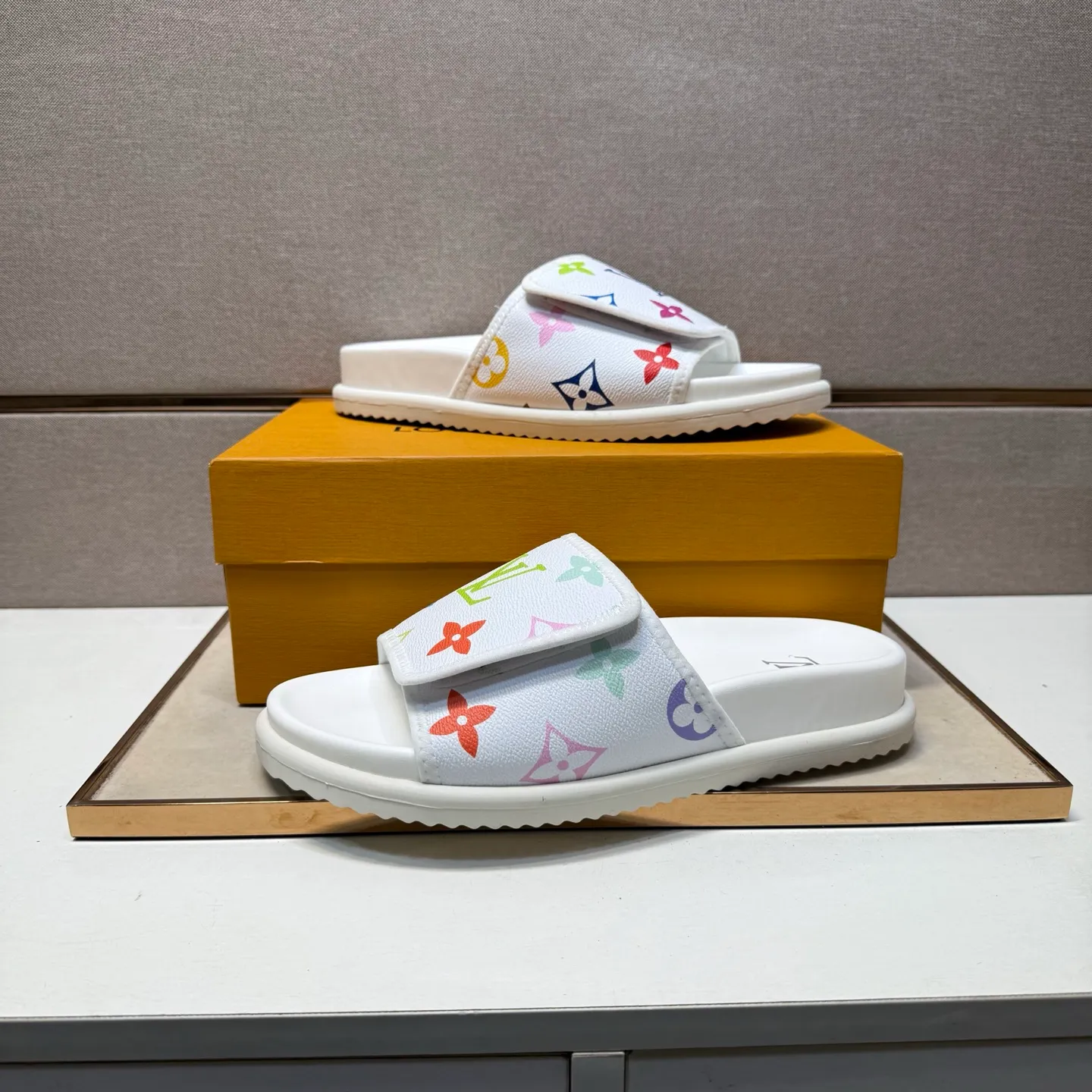 ⬛️Men's shoes 💰p320 [LV～] Men's casual slippers 2025z cabinet sales simultaneously 🔶Size: 38-44 #️⃣ 🔷2 colors🔜The upper is made of multi-material splicing➕Genuine leather lining, comfortable and breathable, sole: original comfortable and wear-resistant outsole, ⚠️Real shot📱Photographed🎬The real thing is better📢📢📢